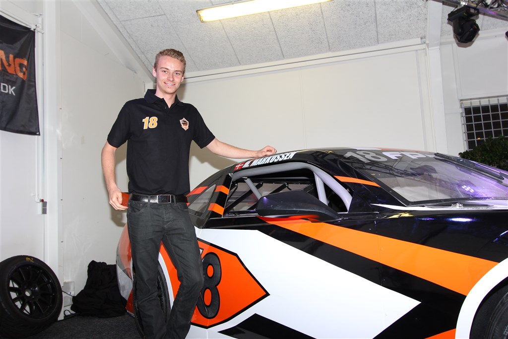 Michael Markussen ved 'hans' racer
(Foto: Motorsporten.dk)